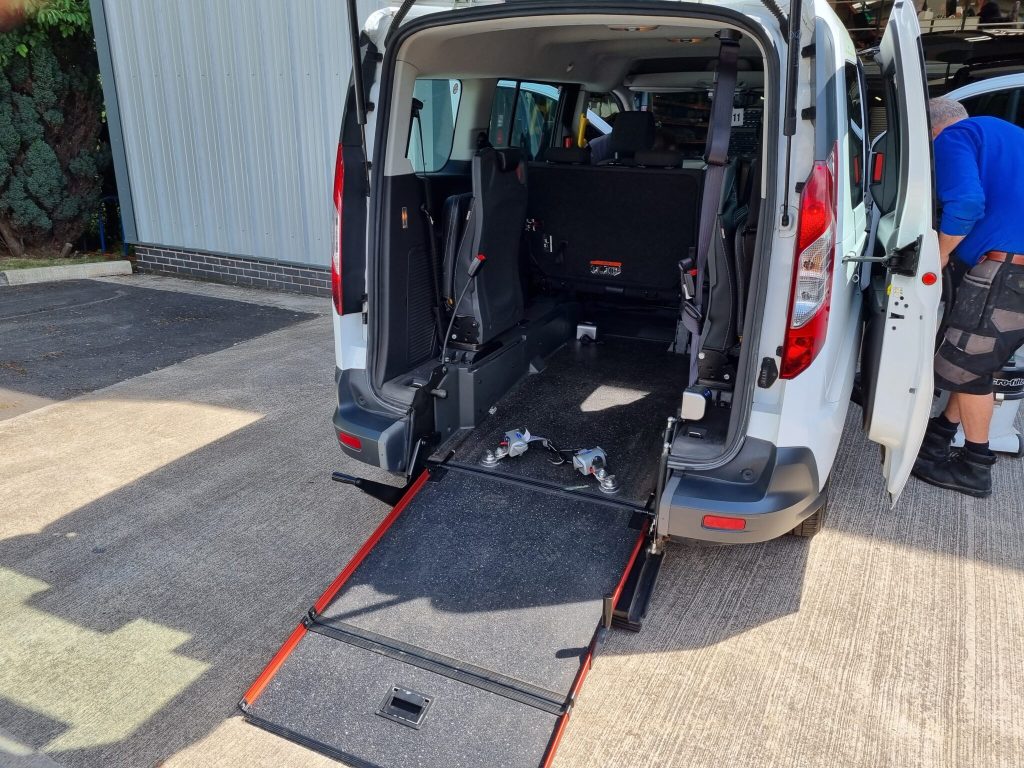 Navigating the Journey: Taking a Taxi Airport Transfer from Swindon to Gatwick